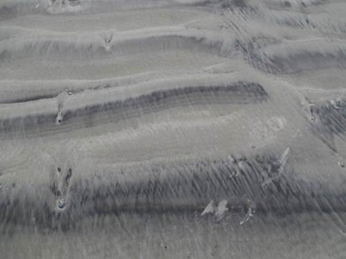 LandArt - was hier fast dreidimensional anmutet, ist Bodenchemie, auf vollkommen plattem Strand.