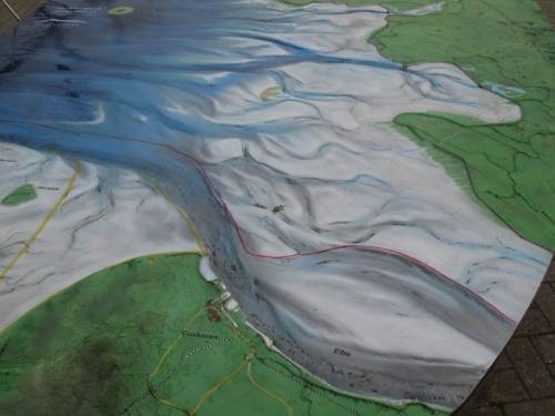 Die Elbmündung. Gut zu verstehen ist hier die Sorge der Anwohner Cuxhafen / Altenbruch im Hinblick auf weitere Elbvertiefungen - hat doch die Verschärfung der Strömungssituation am Südufer der Elbe erhebliche Wattflächen im Deichvorland bereits abgegraben.