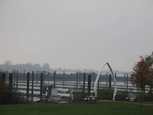 Nicht zu übersehen - November. Der Hamburger Yachthafen westlich Wedel ist mastenfrei.