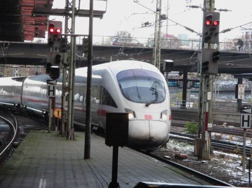 Super, der ICE läuft pünktlich im Hamburger Hauptbahnhof ein.