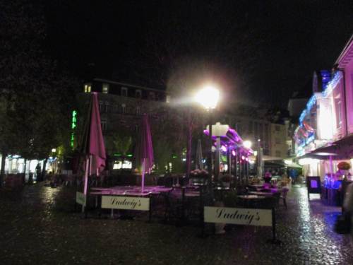 In Karlsruhe - bei Regen - angekommen. Ich wohne nahe dem Ludwigsplatz. Der falsche Genetiv im Foto ist einem Firmennamen geschuldet (es gibt auch Firmen mit richtigem "Ludwigs").