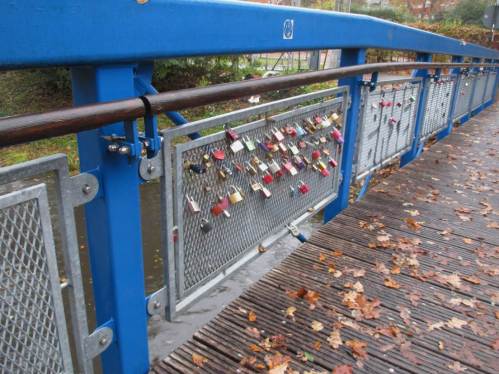Zeichen unserer Zeit - die Brücke sieht neu genug aus, das zu tragen.