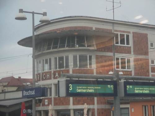 Bevor wir allerdings Mannheim erreichen, zwingt uns ein "Personenschaden im Gleis", zurückzufahren und unplanmäßig den Bahnhof Bruchsal als zeitweiligen Standplatz kennenzulernen.