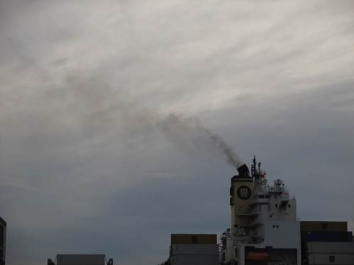 Und über allem, heute bei Südwind den Elbhang beschickend, rußt munter das Schweröl der Schifferei.