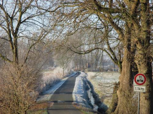 Blick vom Geestrand Sauernbeeksweg (schon komisch, wie so ein Bächlein den Namen ändert) in die Marsch - rau bereift.