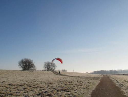 Deichüberfahrt Fährmannssand, ein Gleitschirmflieger testet die Gelegenheit. - Klappt nicht so Recht, die Füsse bleiben am Boden.
