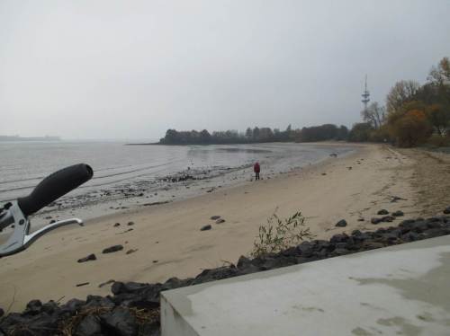 Kleiner Einschub - Badebucht Wedel: Liebe Wasserstraßenverwaltung, wir in Wedel hätten angesichts massiver Sandverluste auch eine Strandvorspülung dringend nötig.