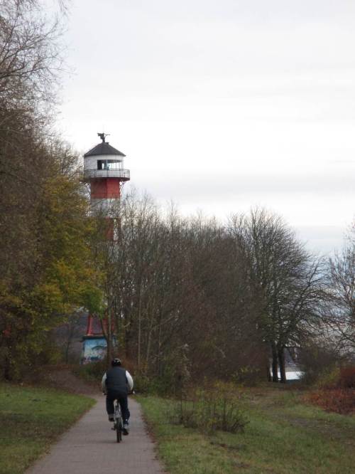 Bald nach Querung der Landesgrenze Schleswig-Holstein / Hamburg kommt der Leuchtturm Wittenbergen dicht vor dem Elbhang in Sicht.