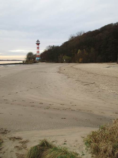 Angesichts der erheblichen Ufererosion durch die intensive Schifffahrt und die durch sie veränderten Tidewasserstände werden die Strände hier regelhaft mit Hunderttausenden m³ Sand wieder aufgespült.