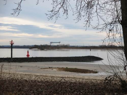 Weiter südlich liegt die Estemündung mit der Sietas-Werft.