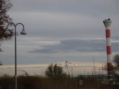 Da raucht, pardon, taucht zwischen Straßenlaterne und Leuchtturm ein Containerfrachter auf.