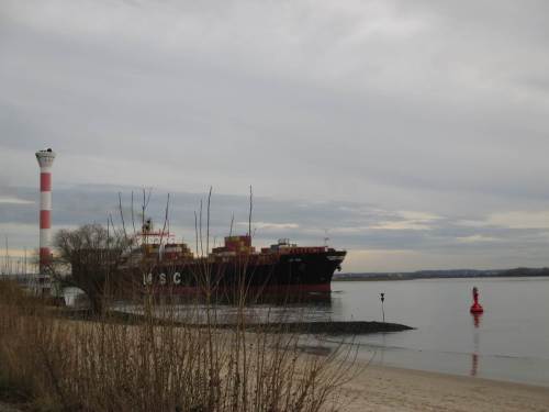 Ganz schön dicht vor Land verläuft das Fahrwasser. Blankeneser, passt auf euren Elbhang auf.