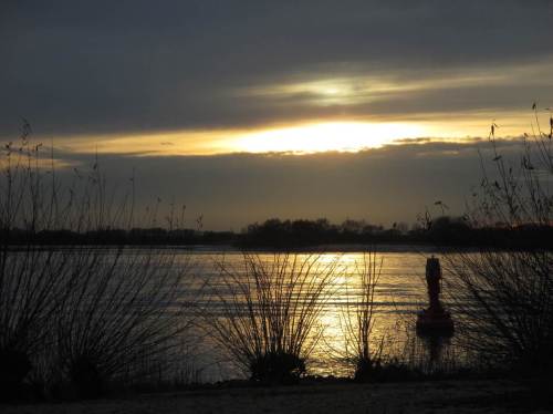 Abschied von den Fahrwassertonnen dicht vorm Elbhang - zum Glück wird die Elbe weiter westlich breiter.