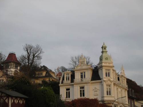 Historische Gebäude am Elbhang.