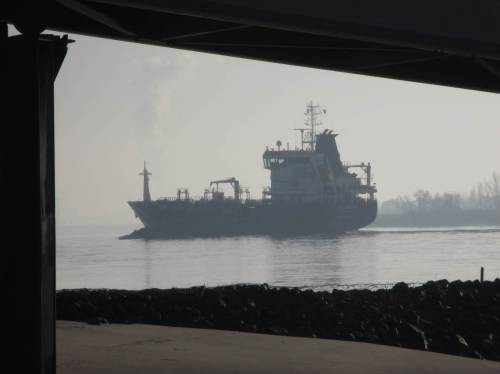 Schiff im Gegenlicht, Blick unter dem Anleger Wittenbergen hindurch.