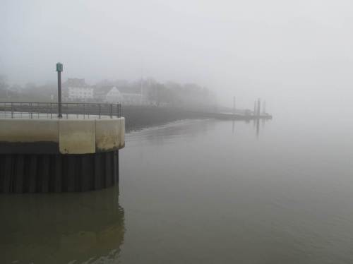 Still liegt das Schulauer Fährhaus mit Schiffsbegrüßungsanlage - nix zu begrüßen, kein Publikum.