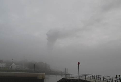 Über dem Schulauer Fährhaus schichtet sich Wasserdampf vom Kohlekraftwerk Wedel über den Nebel. Schön, dass der Partikelregen vom Kraftwerk bald mal ein Ende haben soll.