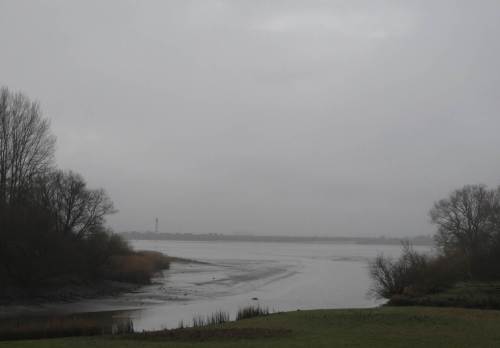 Weiter geradelt - der Nebel über der Elbe lichtet sich. Über die Mündung der Wedeler Au hinweg wird das südliche Elbufer sichtbar.