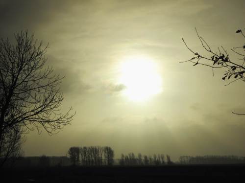 Der Blick Richtung Osten reicht schon. Einerseits die die Landschaft bescheinende Sonne - andererseits noch allerhand Wasser in der Luft.