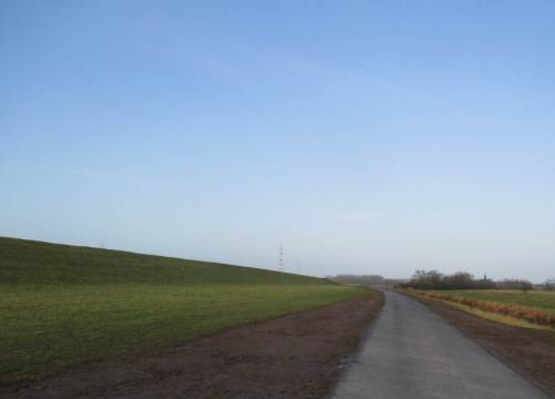 Blick zurück - keine Hinterlassenschaften hier auf der Deichverteidigungsstraße. Regen und Sturm haben als Hochdruckreiniger alles blank hinterlassen.