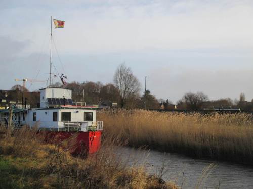Hoch liegt das Theaterschiff Batavia in der Morgensonne. - Die Geest ist gleich erreicht.
