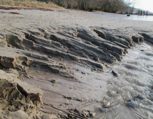 Vielerorts an Stränden tritt mit fallendem Wasserstand Hangwasser aus, ein erhebliches Erosiongeschehen zeigt im Kleinen, was im Großen vor langer Zeit am Eisrand der Gletscher geschah.