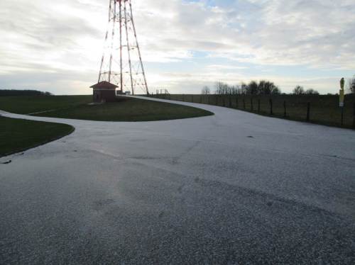 Bei Raureif geht es über den Elbdeich, Hetlinger Schanze.