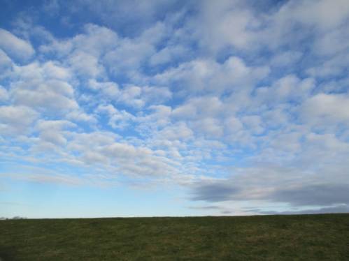 Der Vormittag schreitet voran. Blick gen Nordwest - die jetzt anrollenden Menschenmengen werden es sonniger haben als wir. Dafür hatten wir den Strand für uns. :-)