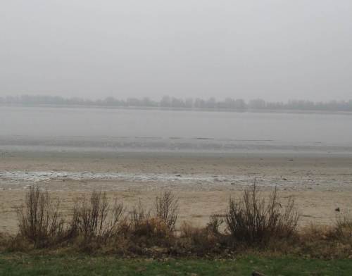 Winterliche Farbenstudie der Grautöne, fast Tideniedrigwasser am Strand Wedel.