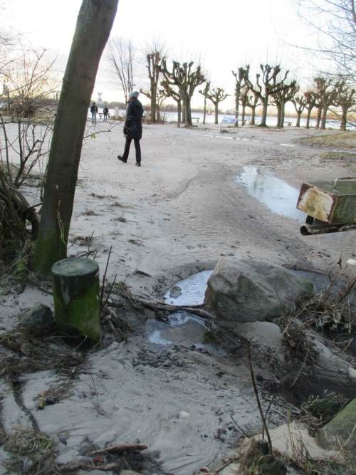 In Wittenbergen angekommen. Der Strandzugang zeugt noch von der vorigen Sturmflut - Eis auf Restpfützen.