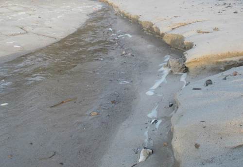 Hydraulische Studien - aufgespülter Sand wurde von abfließendem Wasser zu Canyon und Steilküste geformt.