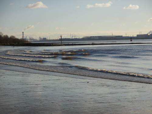 Gezoomter Blick gen Osten, Blankenese, Airbus - davor Wellen eines gerade ganz schön schnell vorbei gefahrenen Binnenschiffs.