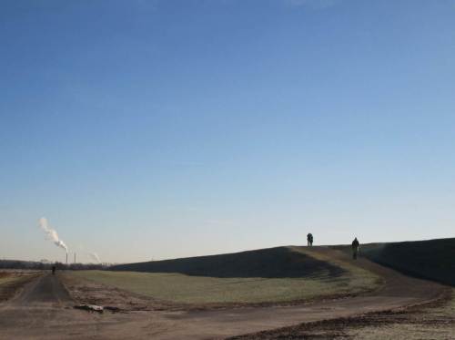 Weite der Marsch - am Horizont das Kohlekraftwerk Wedel.