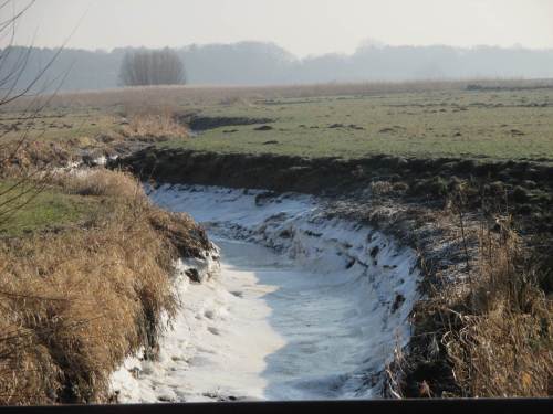 Marschgraben, weiss von Eis.
