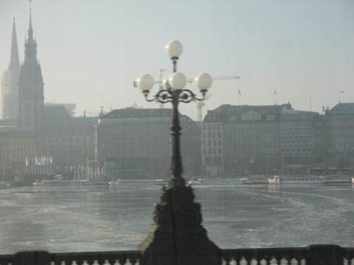 Jetzt im ICE, passiere ich das Hamburger Rathaus. Die Binnenalster ist gefroren - war mal ein Bisschen kälter.