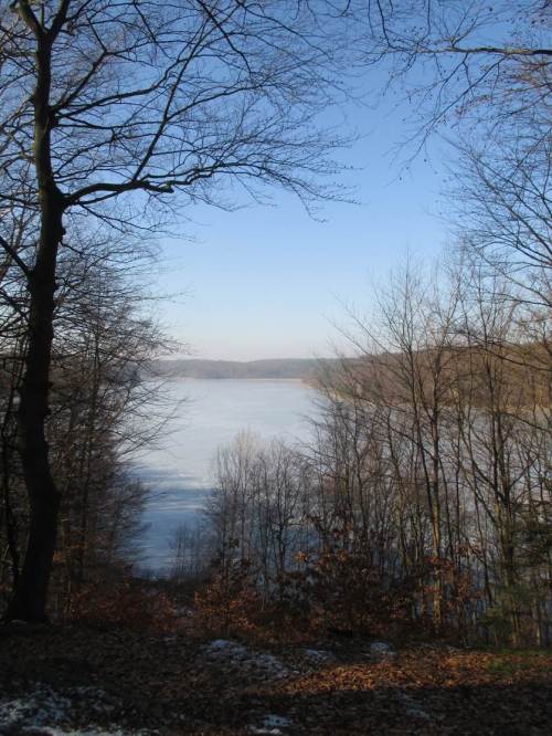 Idyllischer Blick von der Höhe auf einen der Klarwasserseen.
