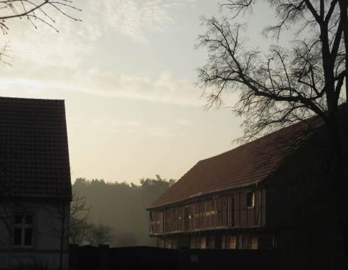 Die Morgensonne erhellt den Ort - später soll es zuziehen, mal sehen ...