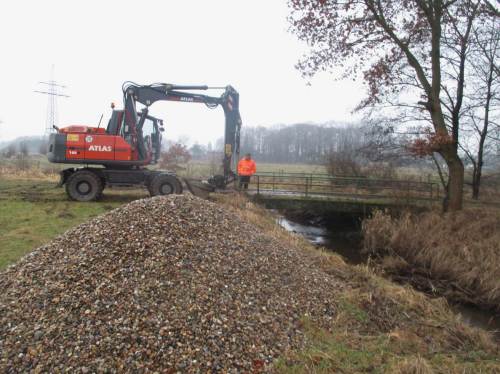 Der Frost kürzlich erleichterte uns die Arbeiten sehr. Die meisten Punkte konnten direkt vom Lkw bedient werden. Der Kies liegt bereit.