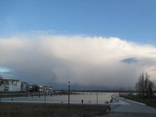 Am Schulauer Hafen angekommen - Tidehochwasser plus X. Jenseits der Elbe, in Niedersachsen rast offenbar ein größerer Graupelschauer durch. Wie gut, dass ich am Nordufer unter blauem Himmel stehe.