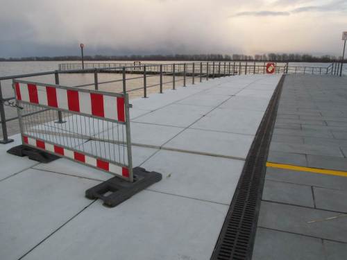 Warnschild und -Streifen: Zeichen allzu ungeduldiger Bauherren, die beim Bauen auf dicken Weichschichten die Setzungen nicht vorher abwarten konnten.