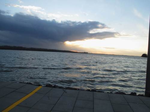 Oder zeigt der gelbe Strich Richtung Sonnenuntergang? - In Niedersachsen wird`s von Westen wieder hell.