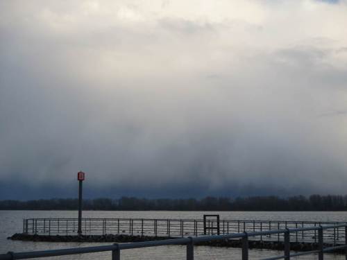 Nochmal direkt nach Süden geguckt - oha, da drunter möchte man wirklich nur mit Dach über dem Kopf sein.