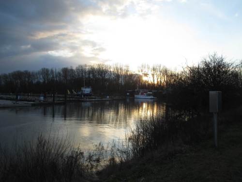 Der Yachthafen wird für die Saison vorbereitet, die Egge "Akke" arbeitet den Schlick in die Elbe "weg". Aber wie funktioniert das jetzt, wo noch Flutstrom herrscht?