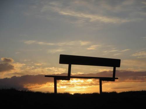 Das ist wohl eine Sonnen(untergangs)bank da oben auf dem Deich.